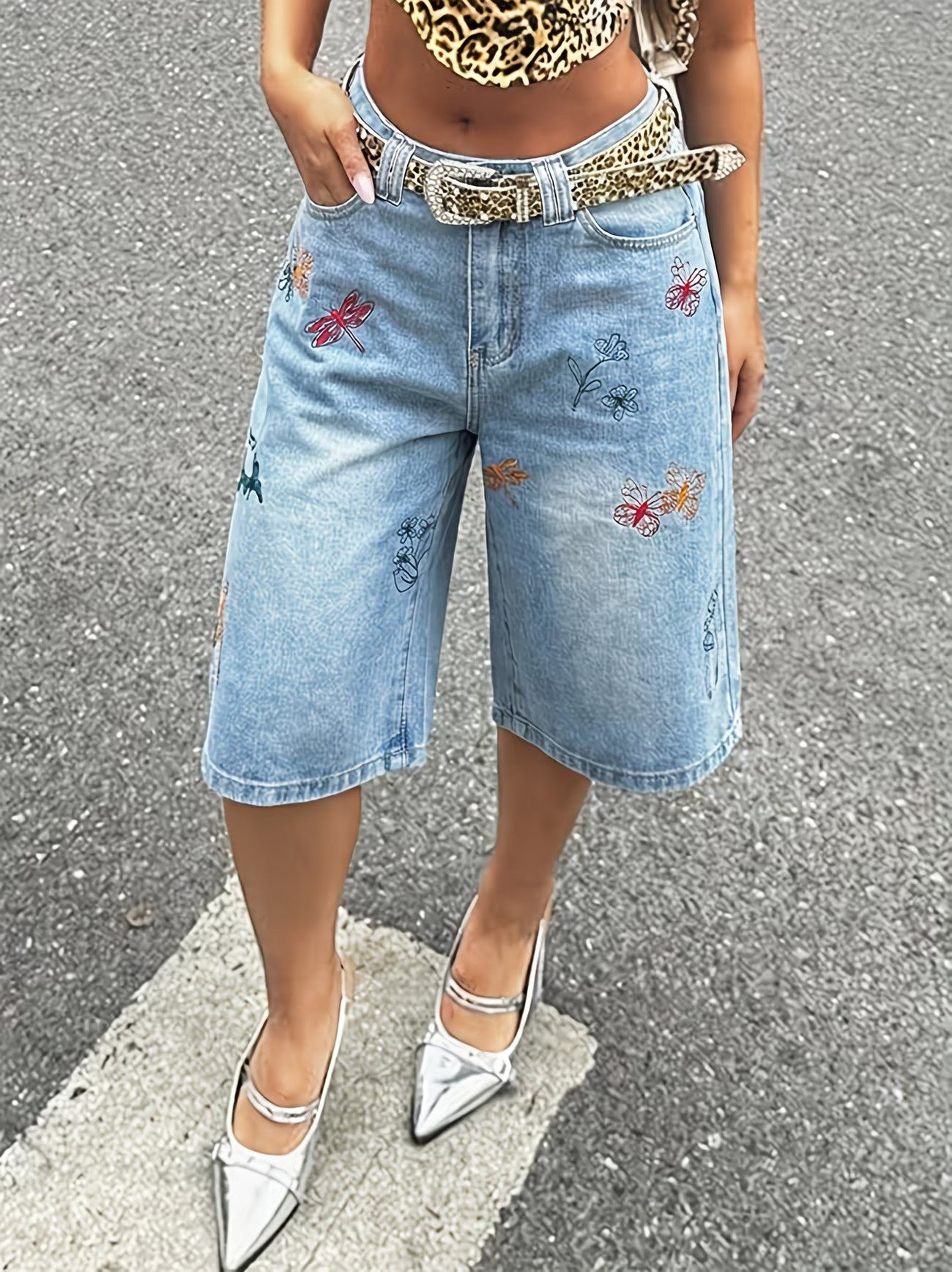 Dam knälånga vida shorts med broderi