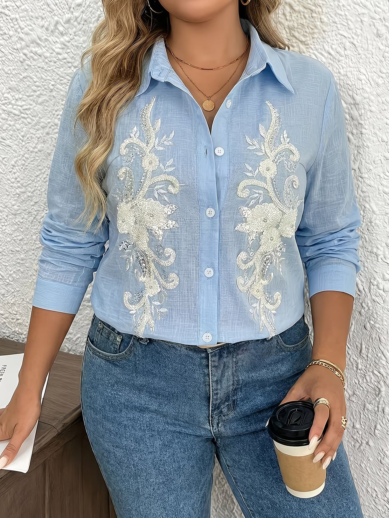 Dam långärmad knappskjorta med blombroderi